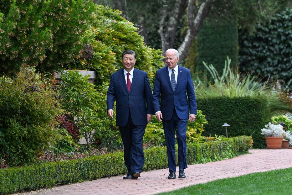 Biden e Vi passeggiano nella tenuta di Filoli