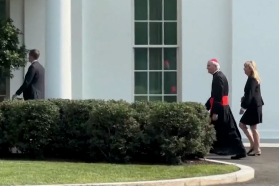 Obbiettivo la pace in Ucraina. Il cardinale Matteo Zuppi, inviato di papa Francesco, entra alla Casa Bianca per il colloquio con il presidente americano Joe Biden