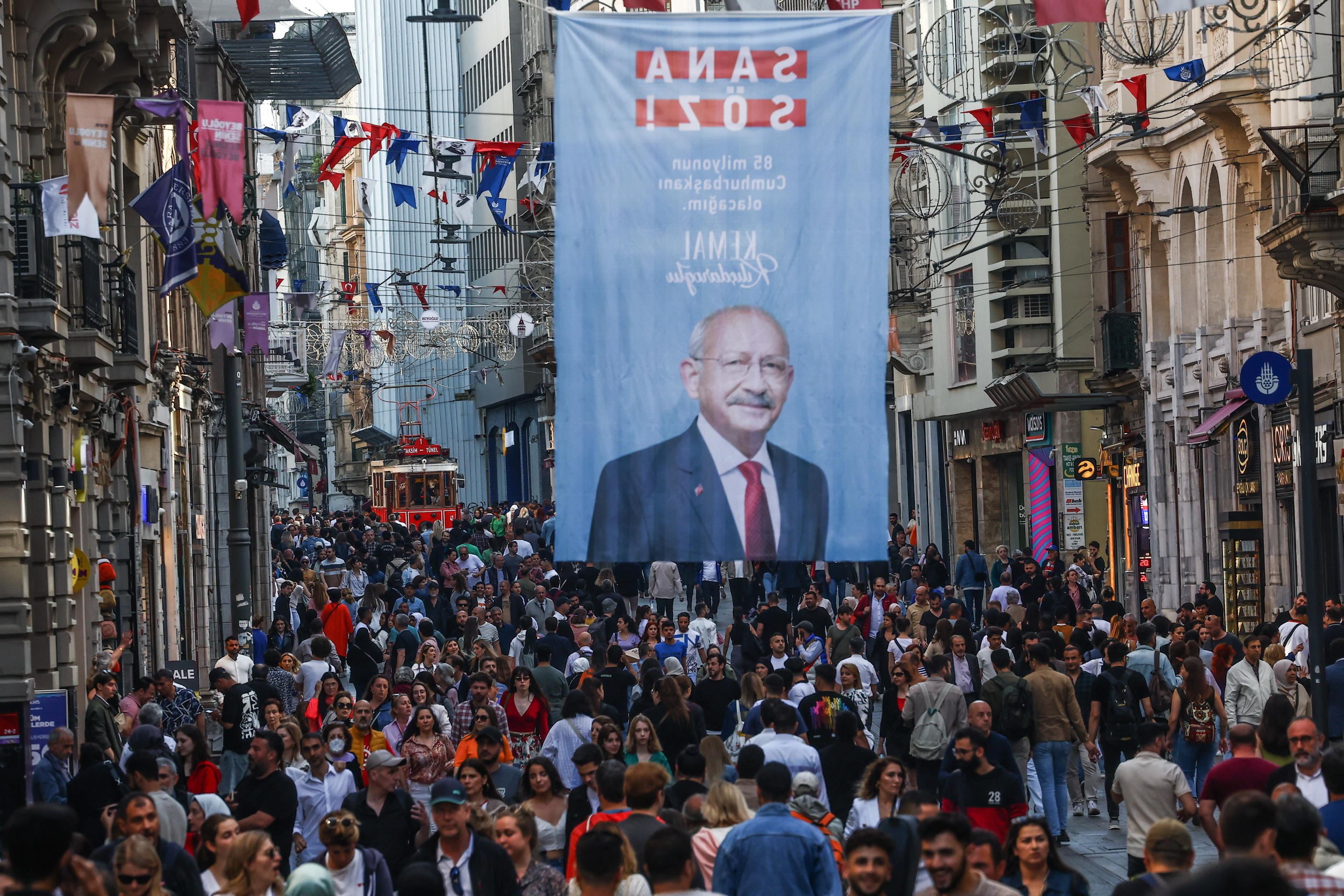 Un gigantesco ritratto dello sfidante Kemal Kilicdaroglu nel centro di Istanbul