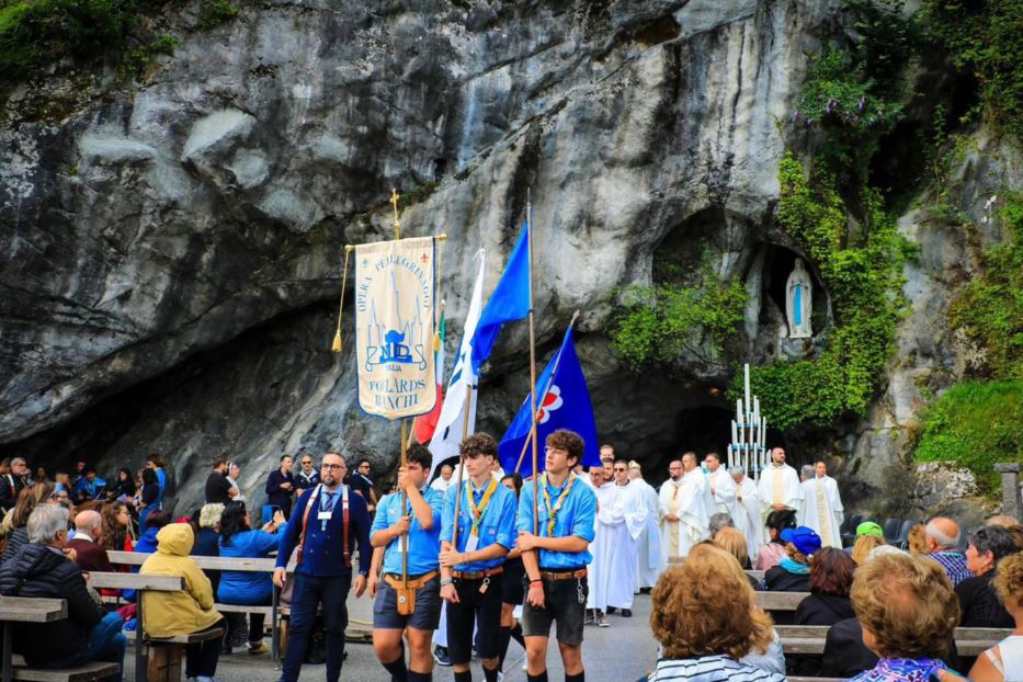 Gli scout alla grotta dell'apparizione mariana