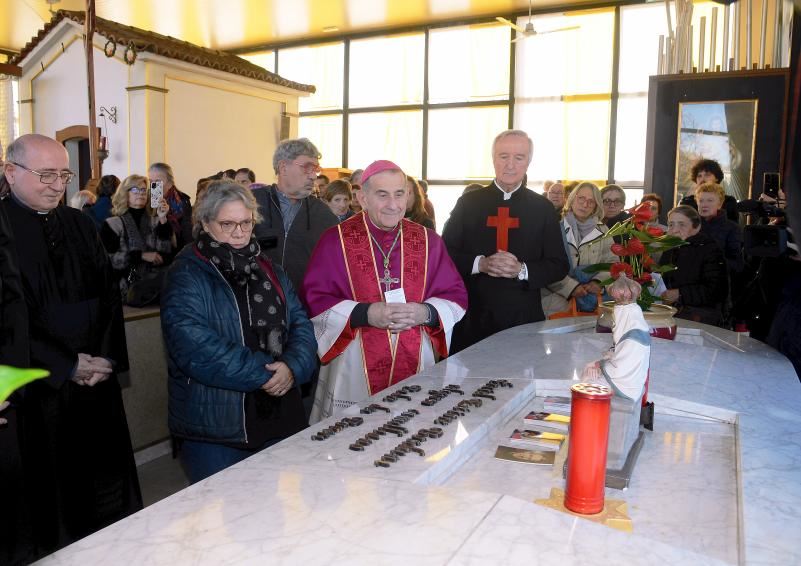L’arcivescovo Delpini in preghiera sulla tomba dei fratel Ettore
