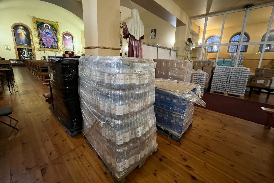 Il deposito di aiuti umanitari dentro la Cattedrale latina di Zaporizhzhia