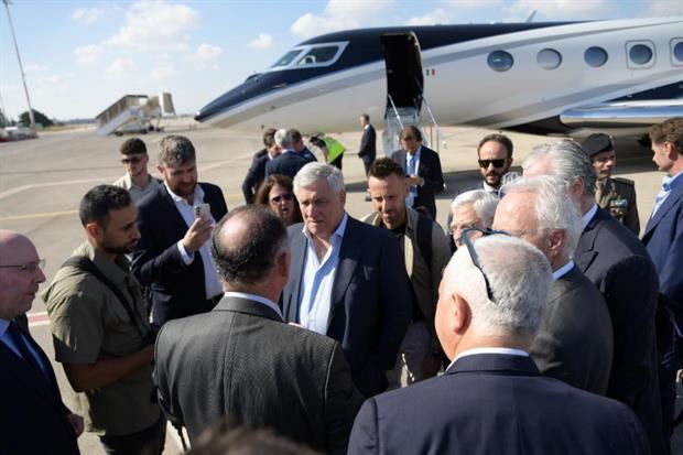 Tajani all'atterraggio in Isreale