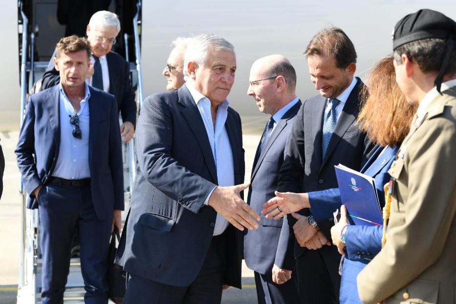 Tajani all'atterraggio in Isreale