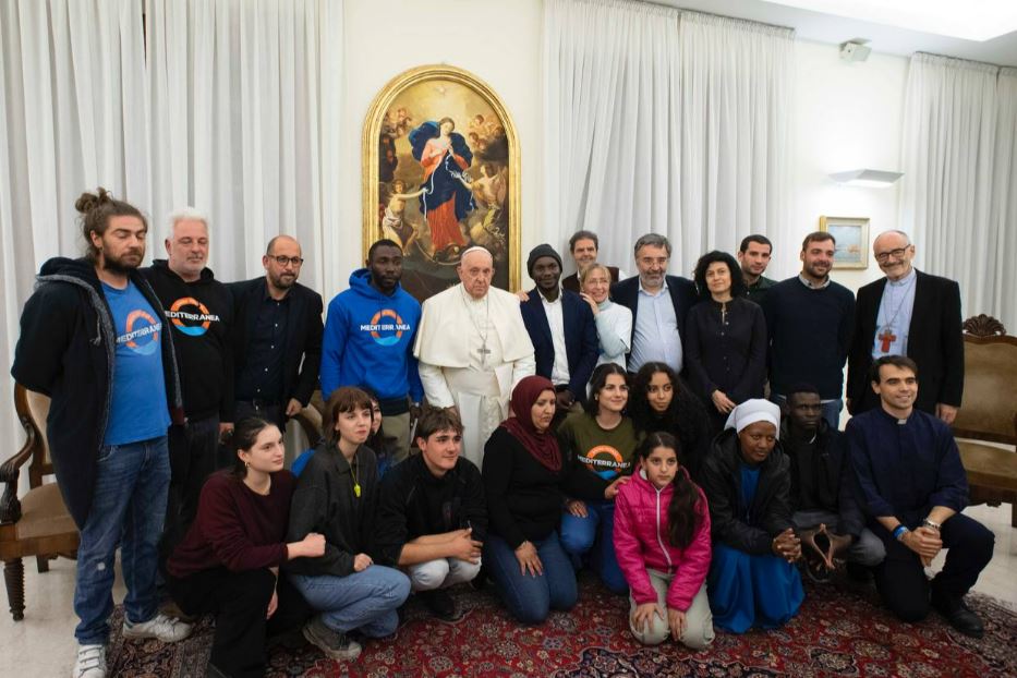 La foto di gruppo col Papa e i volontari di Mediterranea Saving Humans
