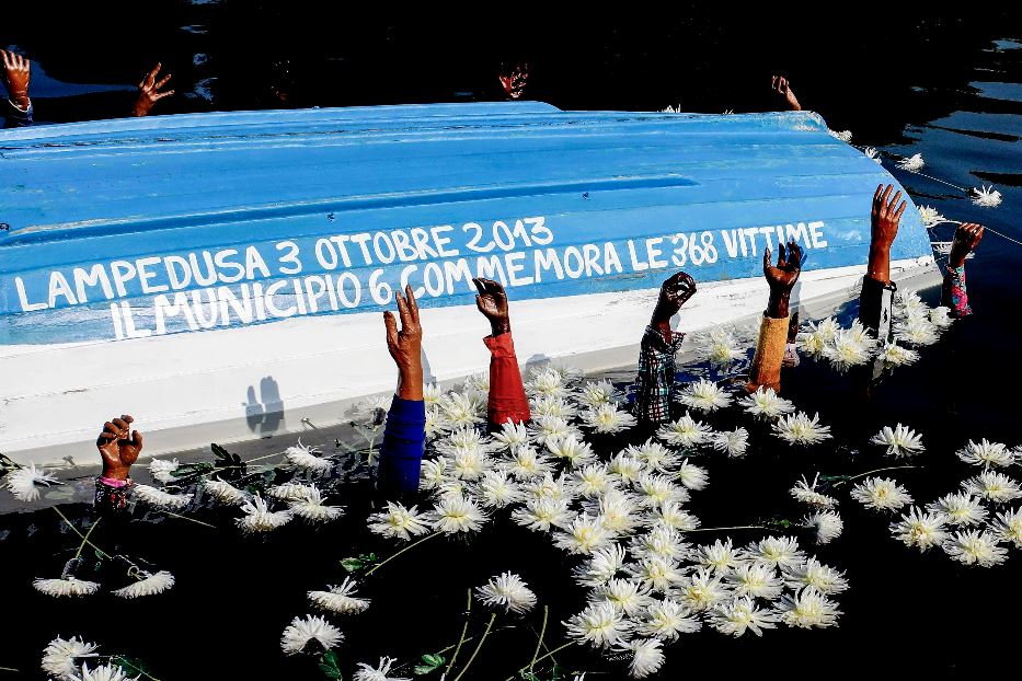Installazione alla Darsena di Milano per ricordare l'anniversario della strage di Lampedusa
