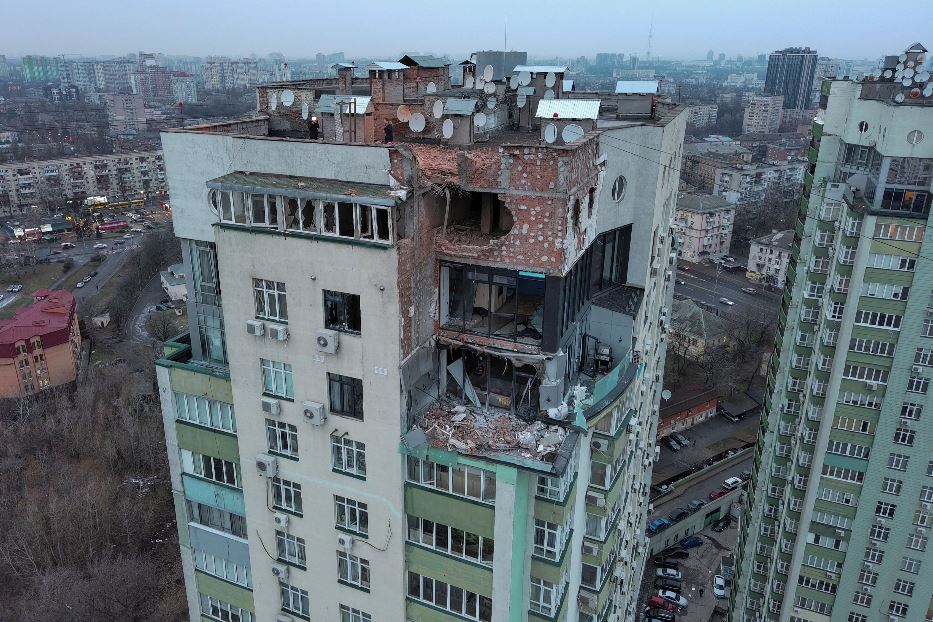 Il grattacielo di Kiev con gli appartamenti danneggiati dall'esplosione di un drone