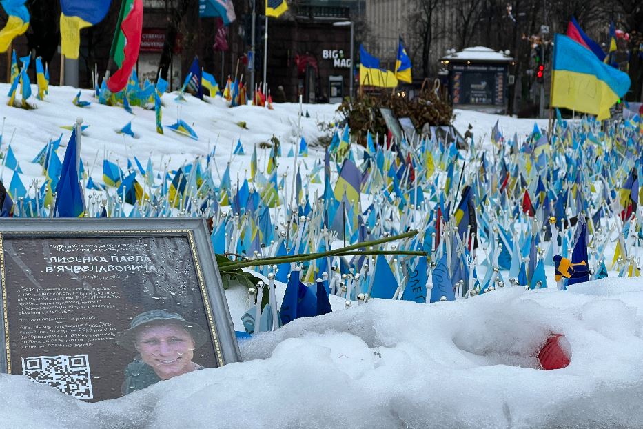 A Maidan, la piazza principale di Kiev, le bandiere e le fotografie in ricordo dei caduti durante la guerra