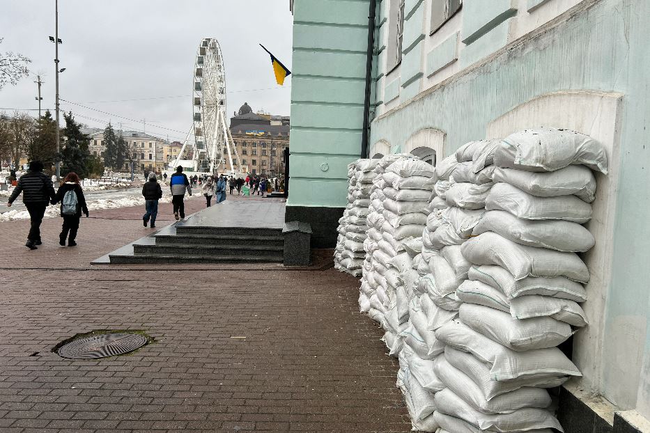 I sacchi di sabbia davanti a un edificio nel quartiere storico di Podil a Kiev