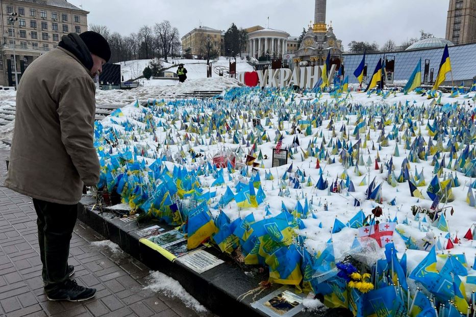 A Maidan, la piazza principale di Kiev, le bandiere e le fotografie in ricordo dei caduti durante la guerra