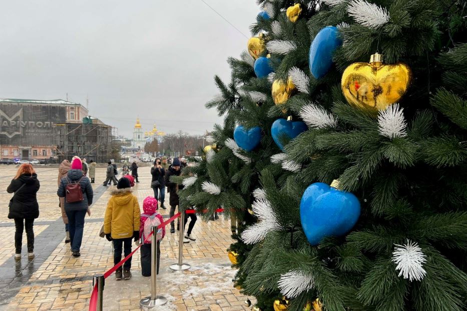 L'albero di Natale allestito dal Comune di Kiev davanti alla Cattedrale di Santa Sofia