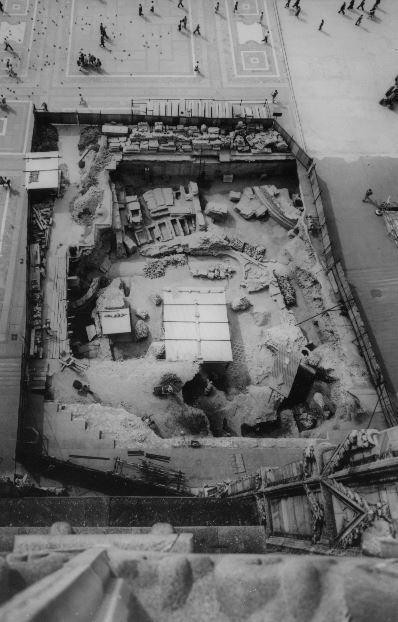 Il resti del battistero di San Giovanni alle Fonti durante gli scavi per la metropolitana, negli anni 60