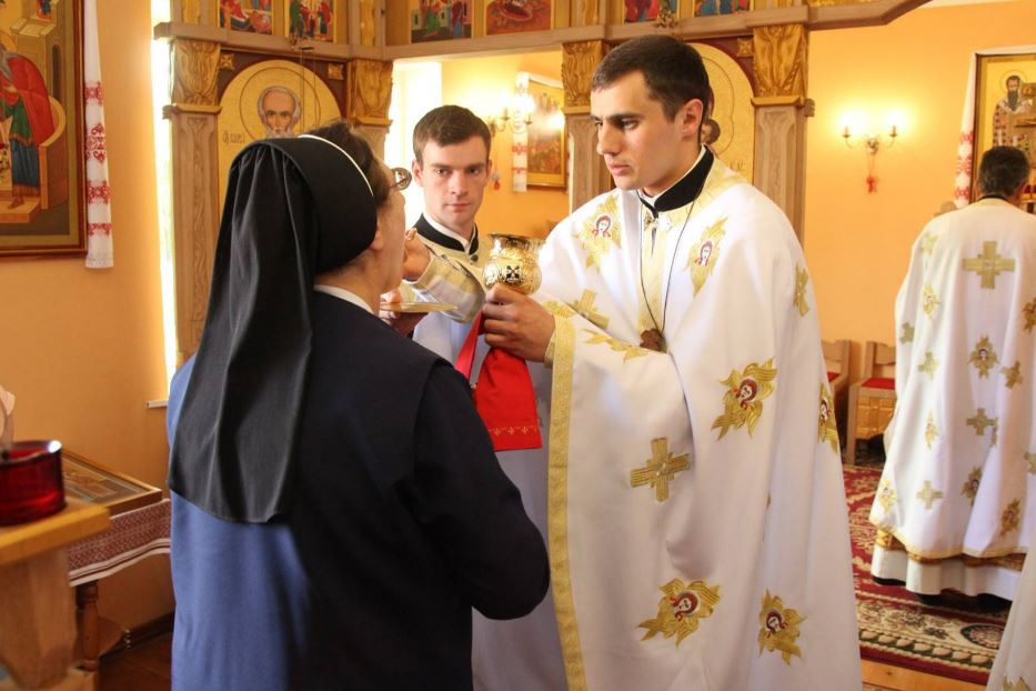 Padre Oleksandr Bogomaz durante una celebrazione