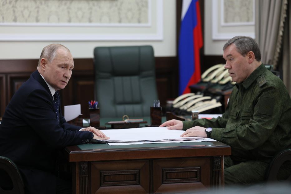 Putin a colloquio con il capo di stato maggiore e comandante delle operazioni militari in Ucraina, Valery Gerasimov, nel quartiere generale di Rostov-sul-Don