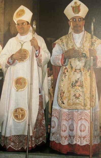 Il neo vescovo Petrocchi con monsignor Silvano Montevecchi nel giorno della consacrazione episcopale