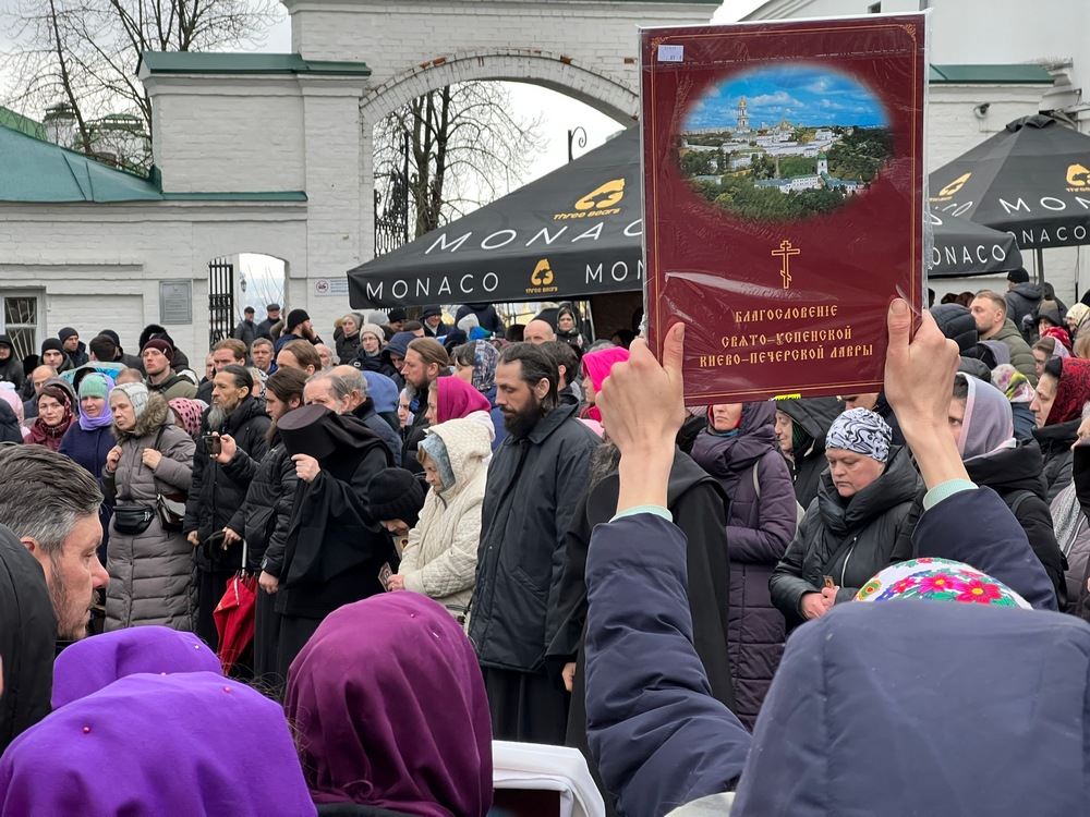 Le proteste al Monastero delle grotte di Kiev per fermare lo sfratto dei monaci accusati di essere filorussi