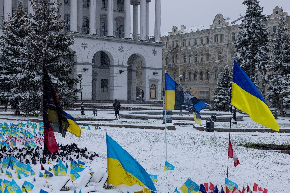 La neve a Maidan a Kiev, la piazza centrale con le bandiere dei caduti