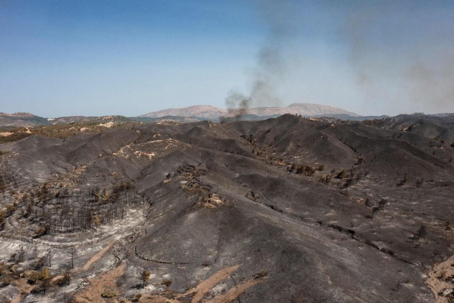 Veduta aerea di un'area dell'isola di Rodi devastata dagli incendi di questi giorni