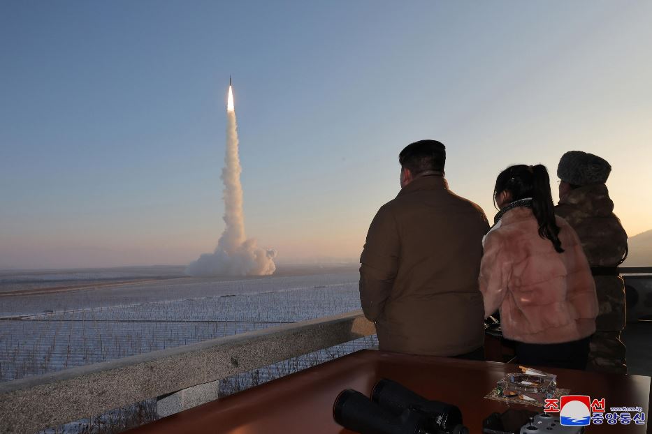 Il leader nordcoreano Kim Jong-un assiste al lancio assieme alla figlia Kim Ju Ae