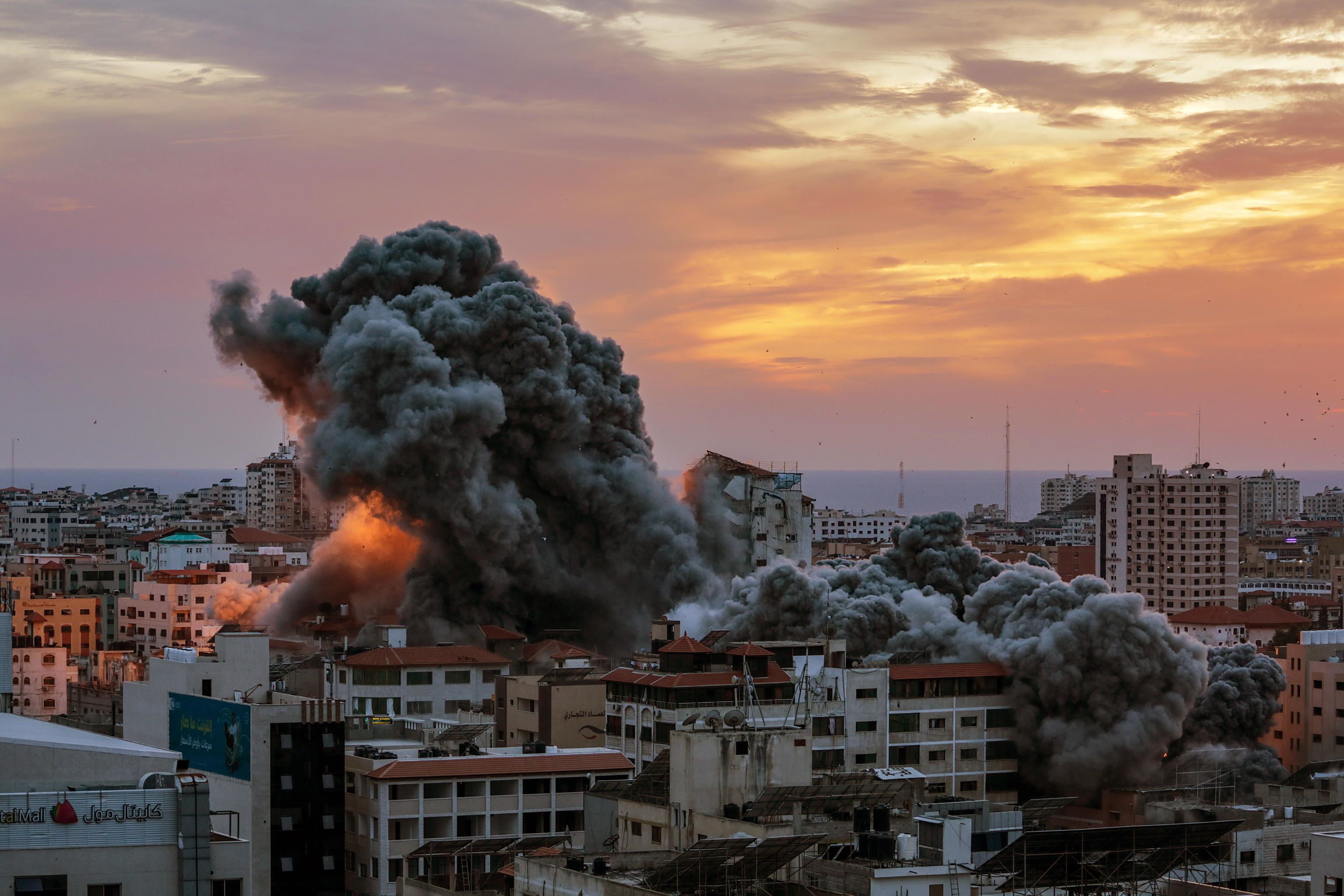 Le esplosioni all'alba a Gaza City: la reazione di Israele sulla Strisicia è stata prevalentemente area per ora