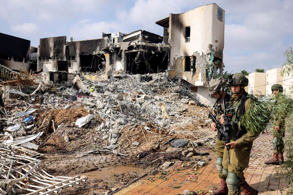 Truppe israeliane pattugliano Sderot dopo il lancio di missili palestinese