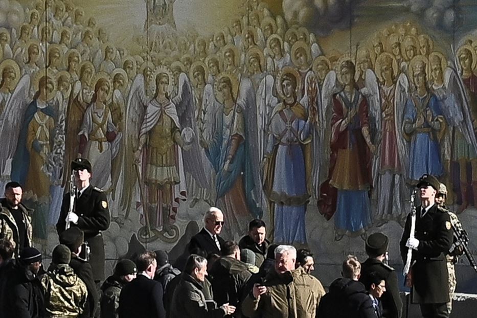 Biden e Zelensky a passeggio nel centro di Kiev, fotografati accanto alla cattedrale di San Michele