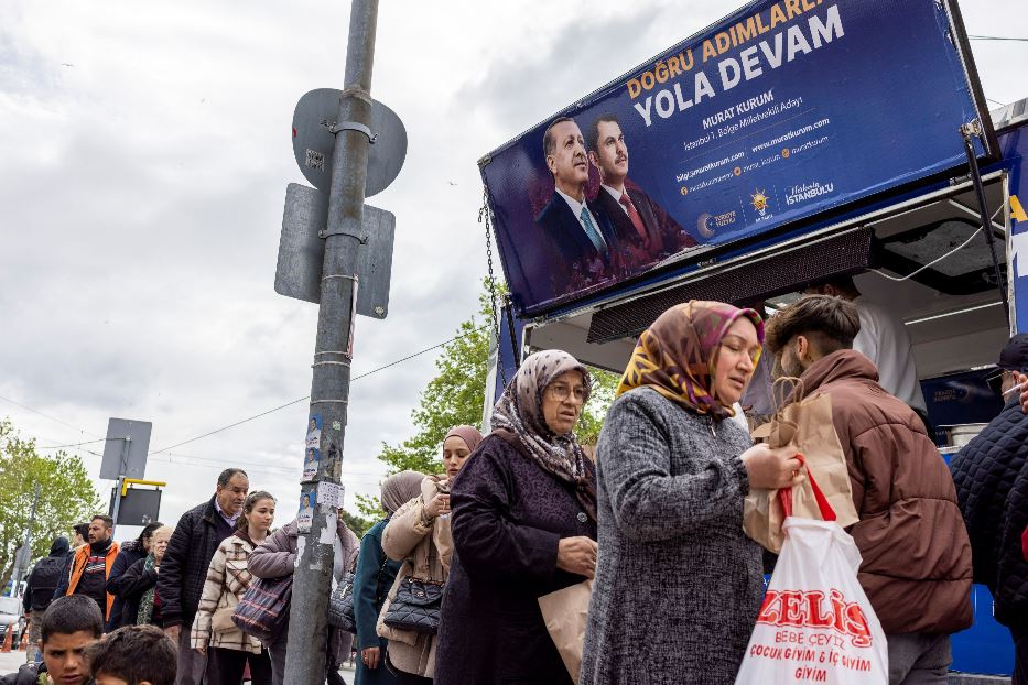 Persone in fila per ricevere gratuitamente un panino e dell’acqua distribuiti da un camper della campagna elettorale del presidente Tayyip Erdogan in vista delle elezioni del 14 maggio