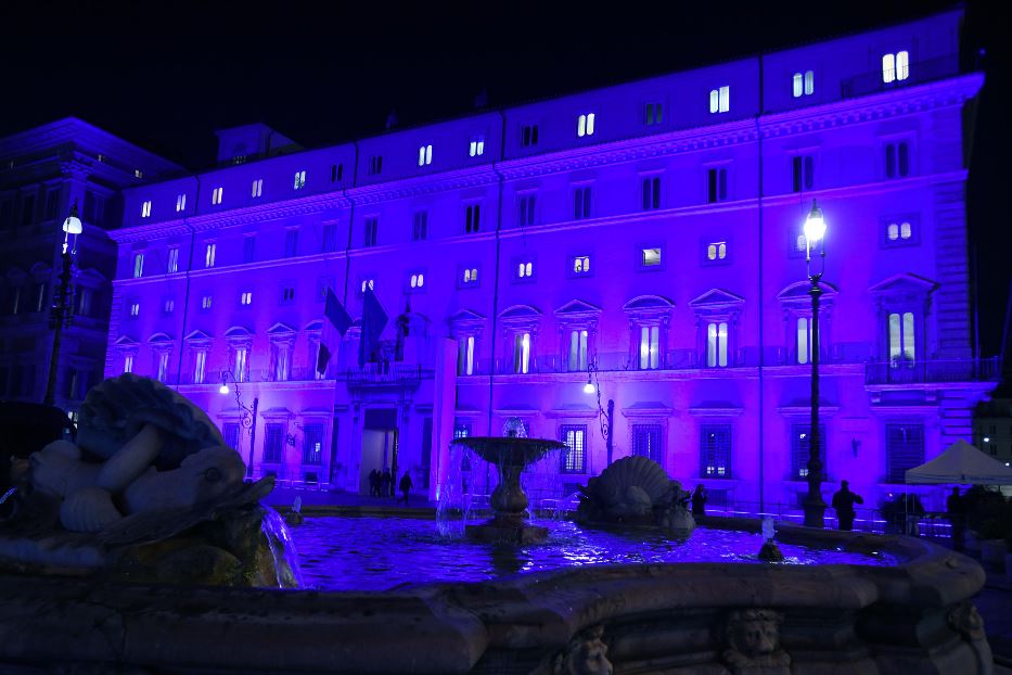 Palazzo Chigi illuminato di blu nella giornata per ricordare le vittime civili delle guerre che insanguinano il mondo