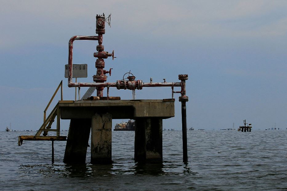 Impianti petroliferi nel lago Maracaibo vicino a Langunillas, in Venezuela