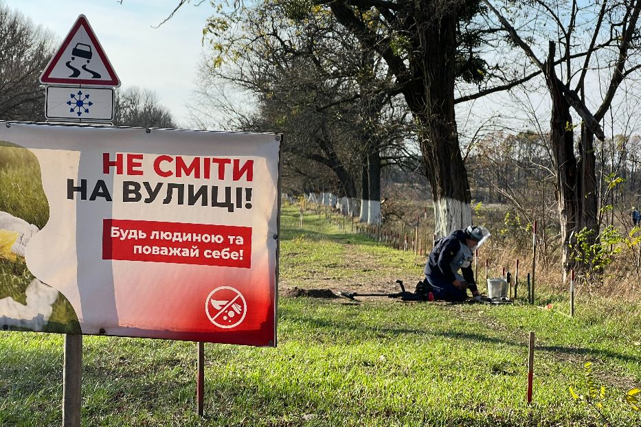 Lo sminamento di un campo infestato di ordigni nel villaggio di Makovyshche