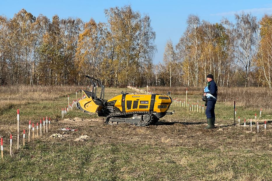 “Robocut”, il trattore scova-ordigni usato dalla ong Halo nei villaggi intorno a Kiev
