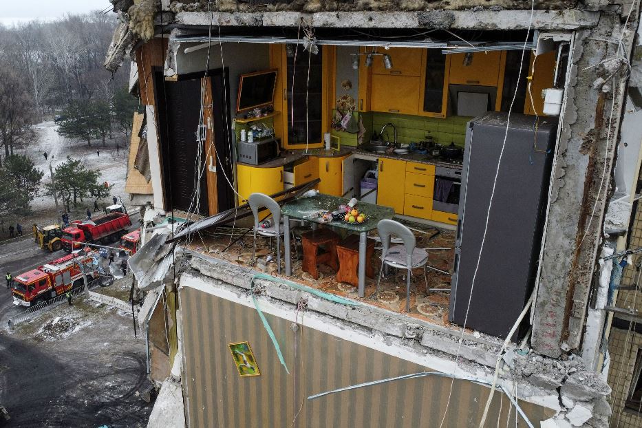 Un appartamento sventrato dal missile a Dnipro