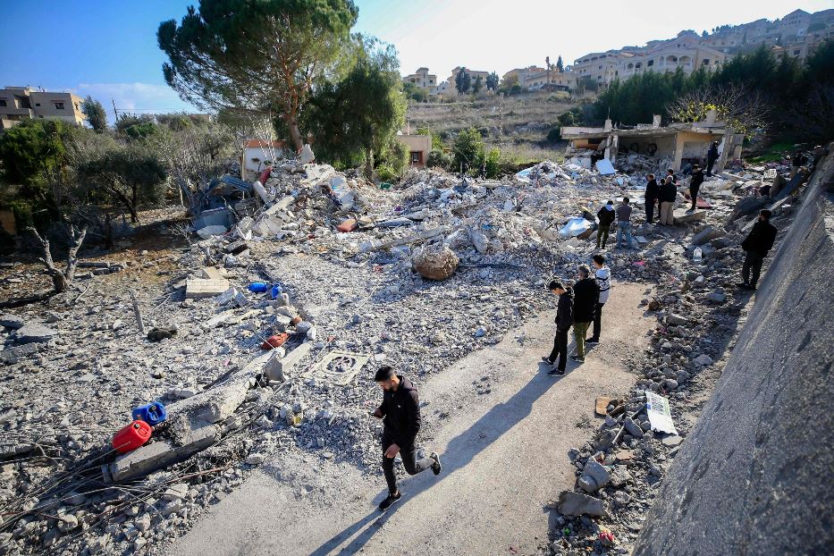 La distruzione a Bint Jbeil nel sud del Libano dopo un raid israeliano