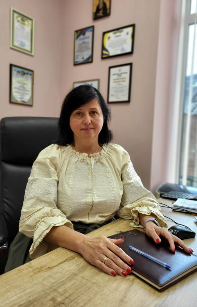 La dottoressa Olena Yuzvak che ricostruisce gli ambulatori sanitari bombardati nel nome del figlio Dmytro catturato dai russi