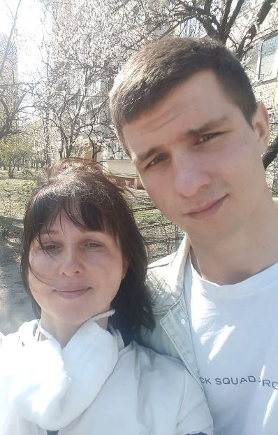 La dottoressa Olena Yuzvak con il figlio Dmytro che da 600 giorni è in mano russa