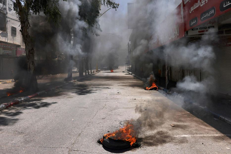 Pneumatici incendiati a Hebron, in Cisgiordania, dopo l'annuncio della morte in carcere di Adnan