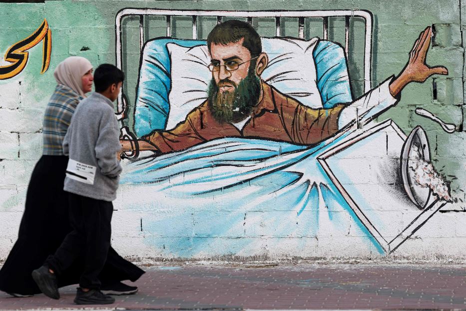 Un murale raffigurante Adnan in sciopero della fame, a Gaza
