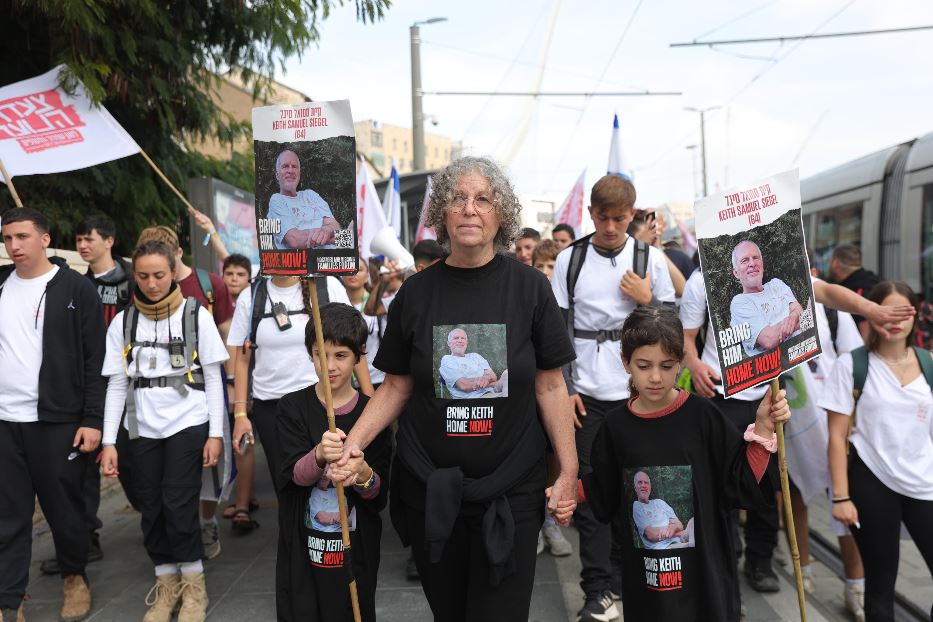 La marcia dei giovani israeliani per chiedere al governo il ritorno a casa degli ostaggi. In testa Aviva Siegel, ex ostaggio: suo marito è ancora nelle mani dei miliziani