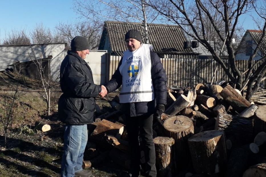 La 'legna solidale' portata dai volontari Caritas nei villaggi intorno a Kharkiv dove si vive senza elettricità, gas e acqua potabile