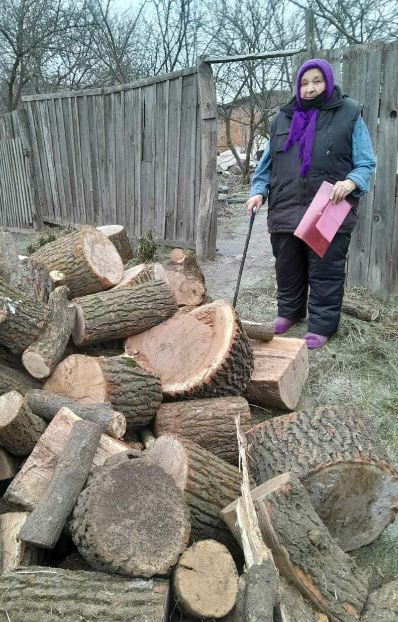 La 'legna solidale' portata dai volontari Caritas nei villaggi intorno a Kharkiv dove si vive senza elettricità, gas e acqua potabile