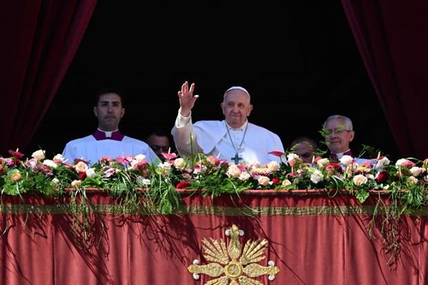 Papa Francesco impartisce la benedizione Urbi et orbi dalla Loggia di San Pietro