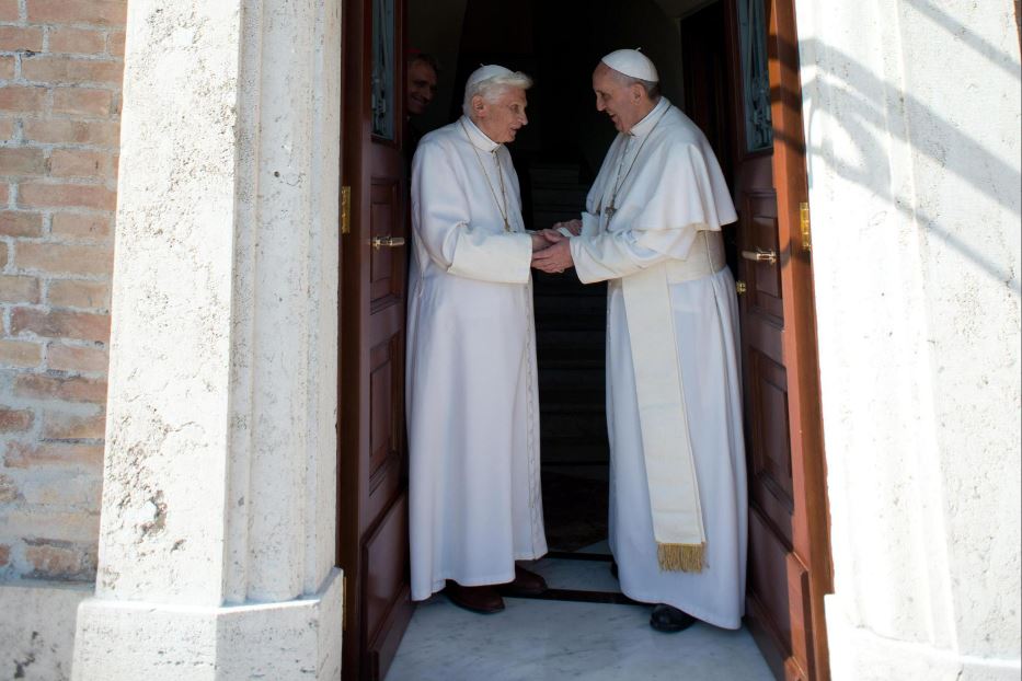 Uno storico incontro all'ingresso del Mater Ecclesiae tra Bendetto XVI e Francesco nel maggio 2013