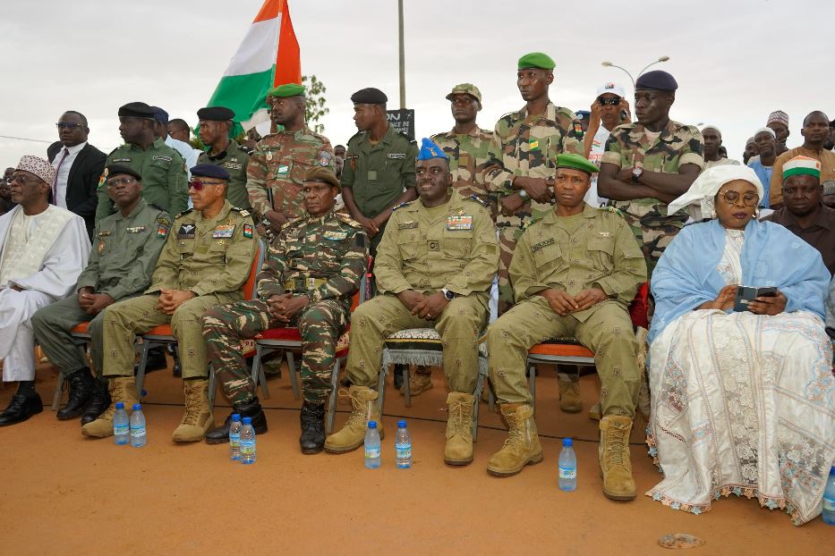 Elementi della giunta al potere nello stadio della capitale durante una manifestazione contro la presenza francese in Niger