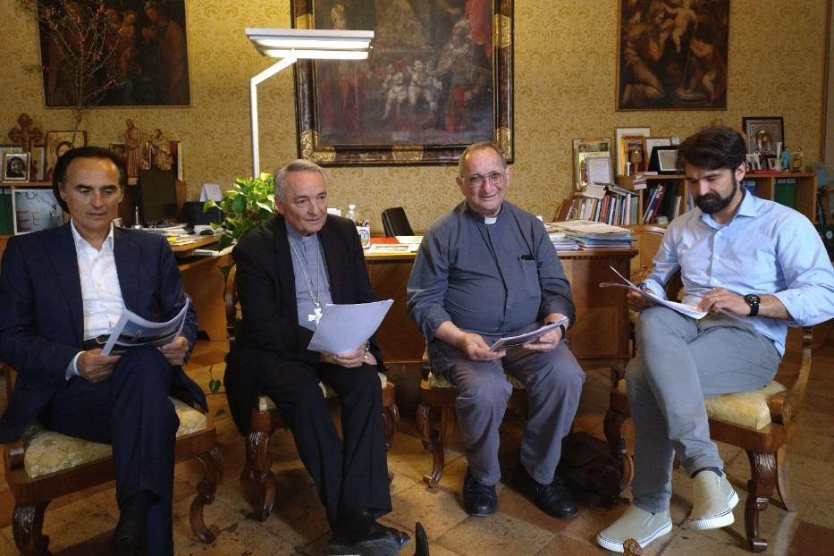 Il vescovo Livio Corazza e il parroco don Loriano Valzania coi tecnici della diocesi