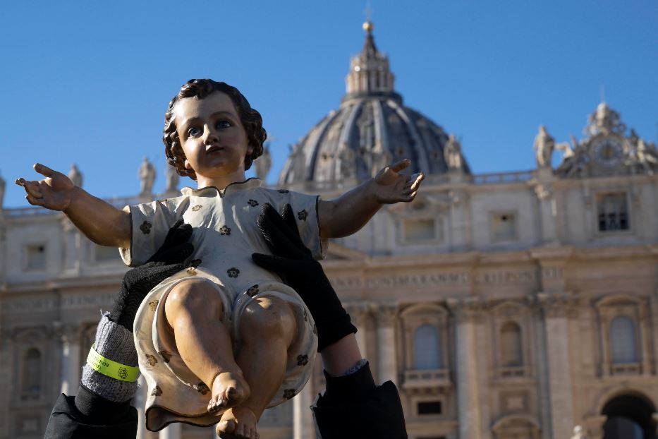 Uno dei bambinelli portati in Piazza San Pietro per la tradizionale benedizione