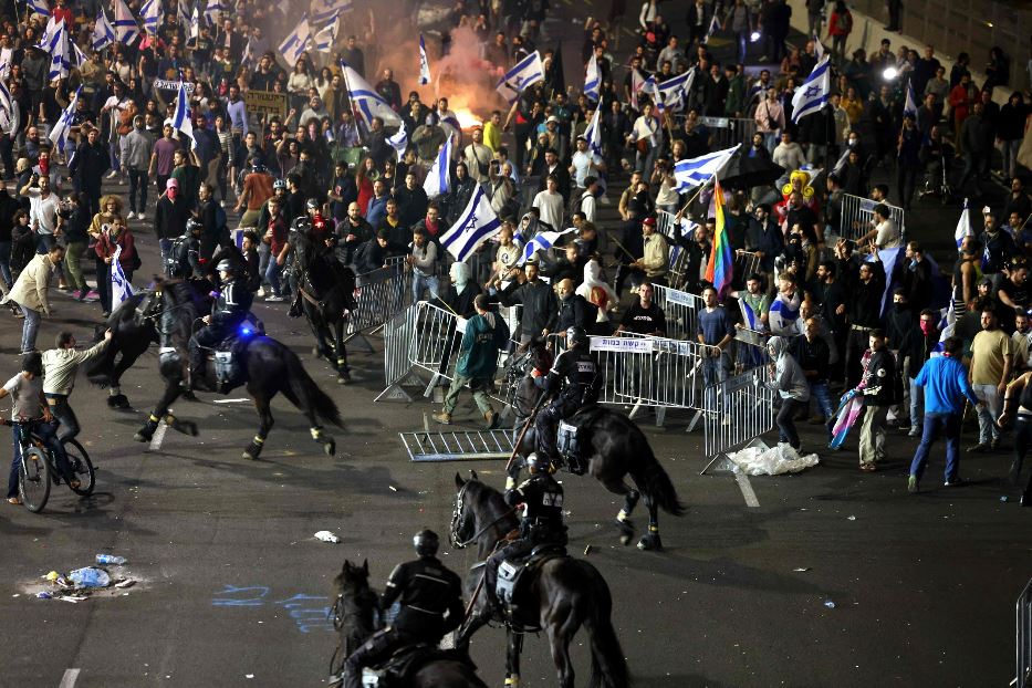 Disordini a Tel Aviv nella notte delle proteste