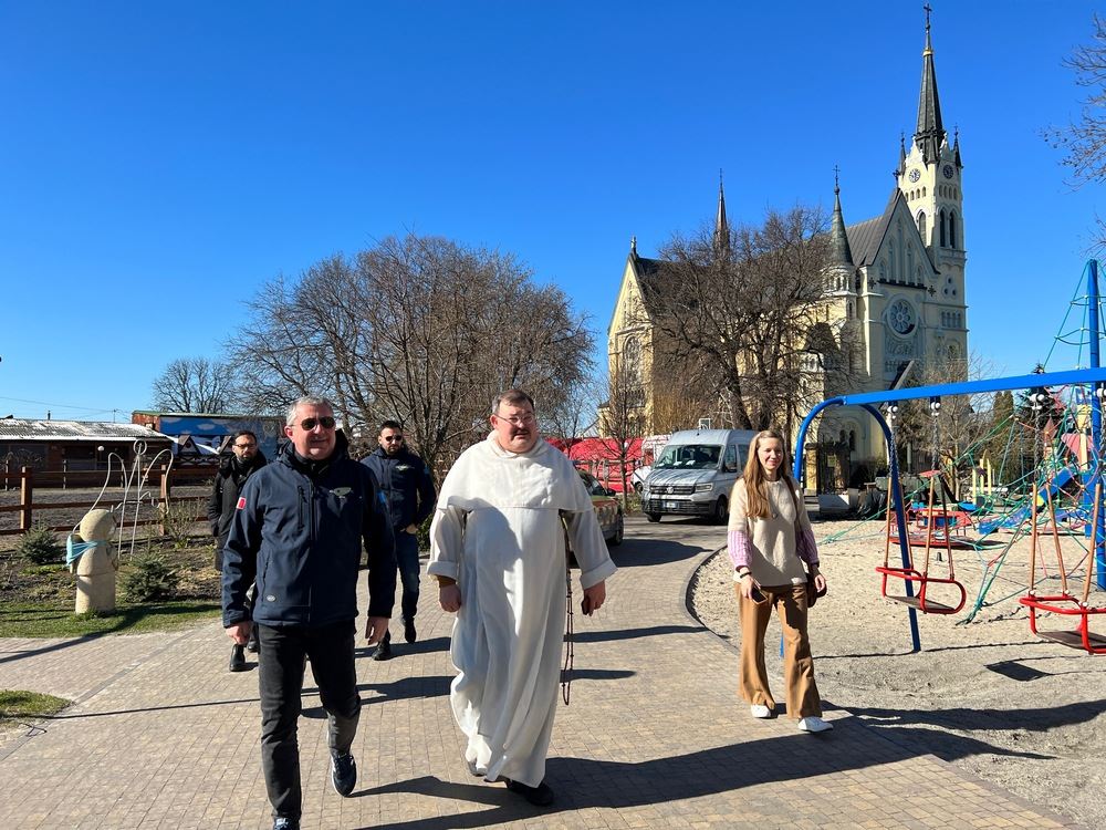 Il domenicano padre Pavlo Kunytskyy con la missione italiana di pace a Fastiv