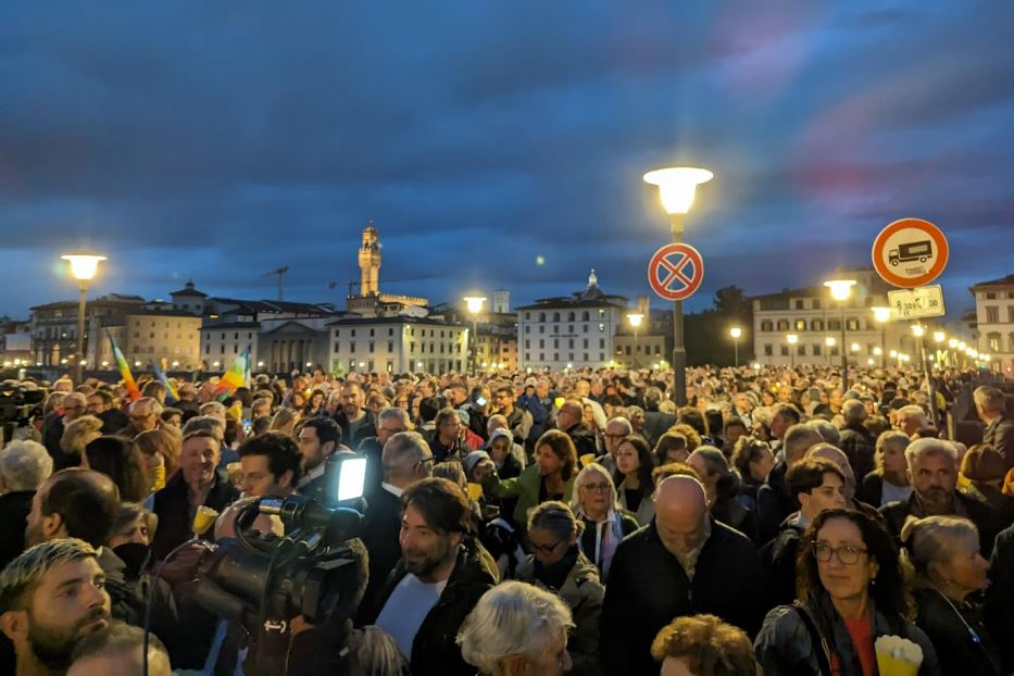 In migliaia alla fiaccolata per la pace a Firenze