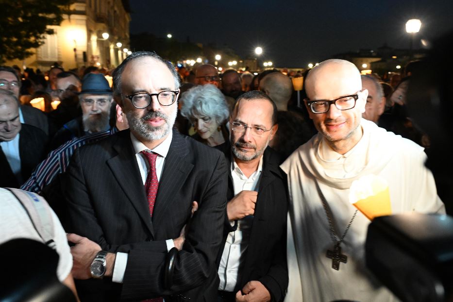Alla fiaccolata per la pace il rabbino Gadi Piperno, l'imam Izzedin Elzir e dom Bernardo Gianni
