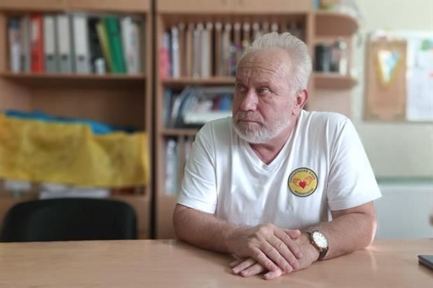 Volodymyr Sahaidak, direttore del centro per ragazzi fragili di Kherson. La struttura ora è vuota, e sottoposta a continui raid, ma i 52 bambini che lui ha aveva messo in salvo stanno bene. E altri 15 portati via dai russi stanno rientrando in Ucraina